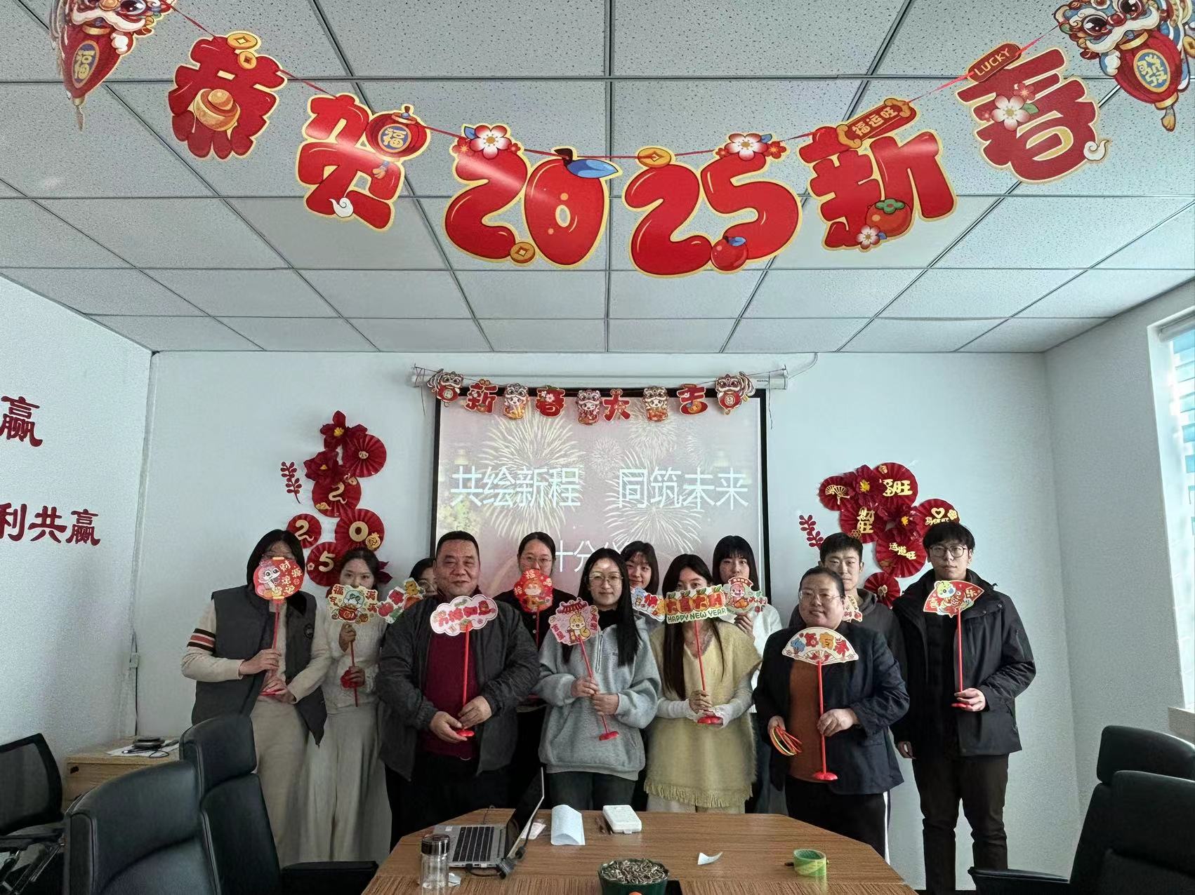 福牌递真情 携手共奋进——拍摄者容倩.jpg 福牌递真情 携手共奋进——拍摄者容倩.jpg